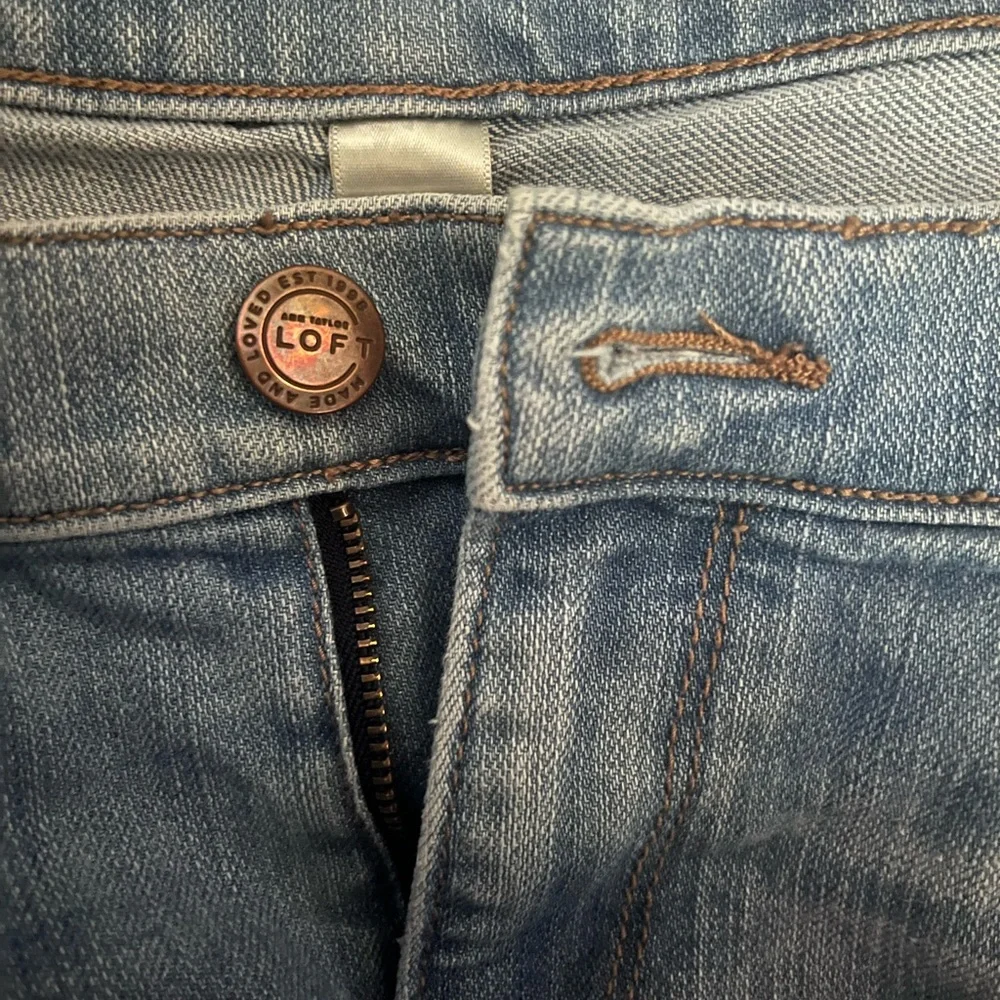 LOFT Light Blue Skinny with fray on ankle - Picture 2 of 5